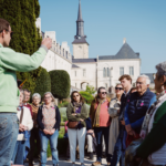 Guide avec groupe dans les jardins de la Chartreuse